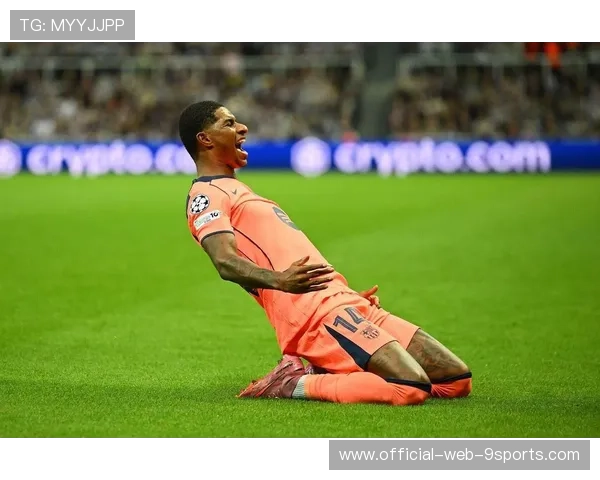 拉什福德反击中晃动射门，被门将奋力挡出