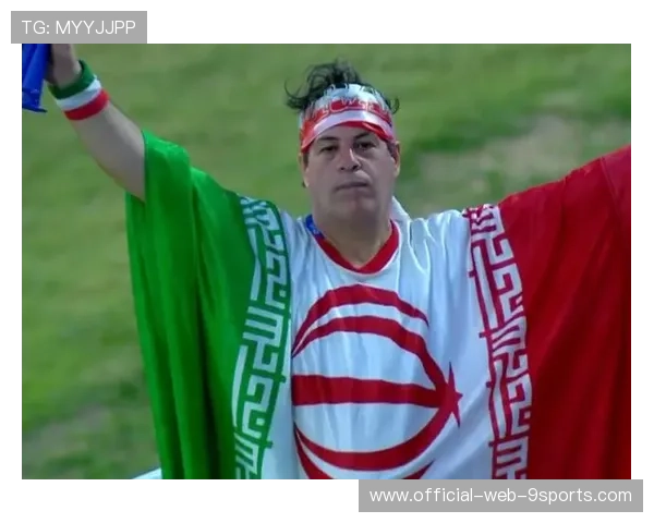 河南队周大地中路接球后拉开角度，斜传直接送到边线